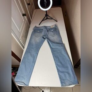 TRUE RELIGION RICKY STRAIGH FLAP POCKET JEANS IN LIGHT WASH SZ 34